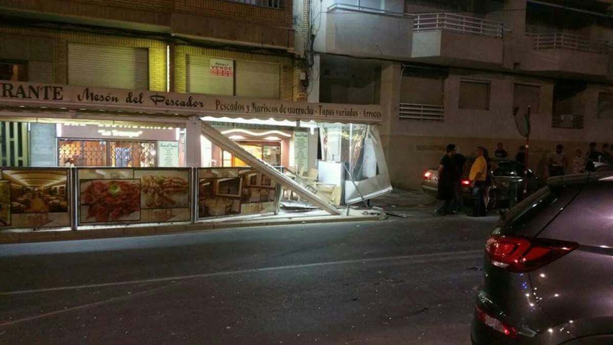 El vehículo se estrelló a gran velocidad contra la zona de terraza del restaurante.