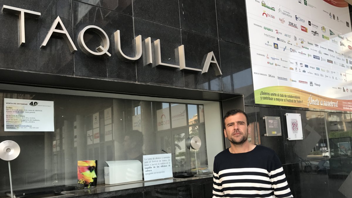 Desiderio Enciso en la taquilla del Teatro Auditorio.