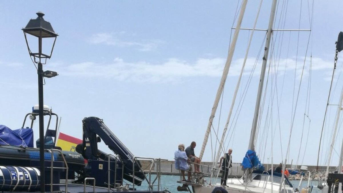 Fardos con la droga, minetras se descargan del velero en el puerto de Almerimar.