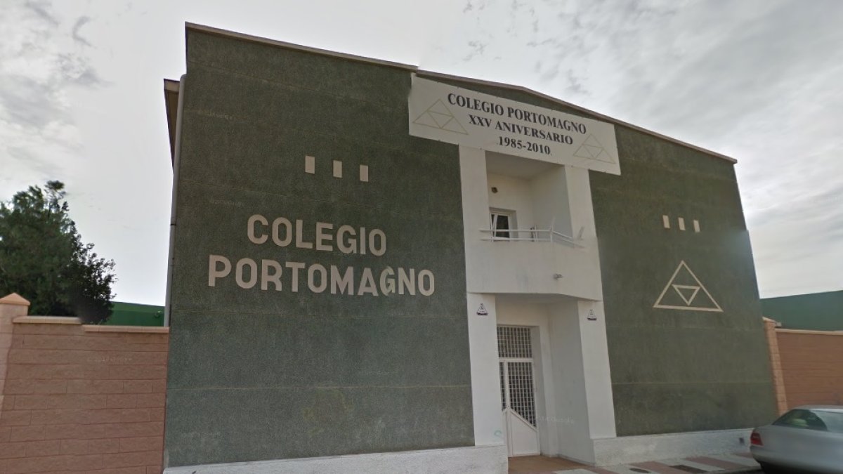 Fachada del colegio Portomagno, de Roquetas de Mar.