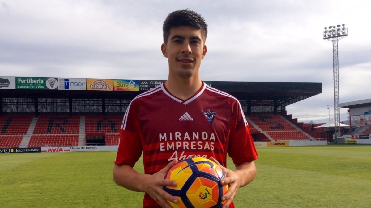 Quintanilla con la camiseta del Mirandés.