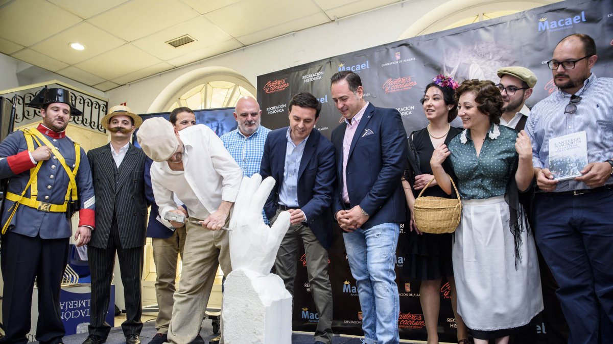 Presentación del evento con personajes ataviados de época presentes en la recreación.