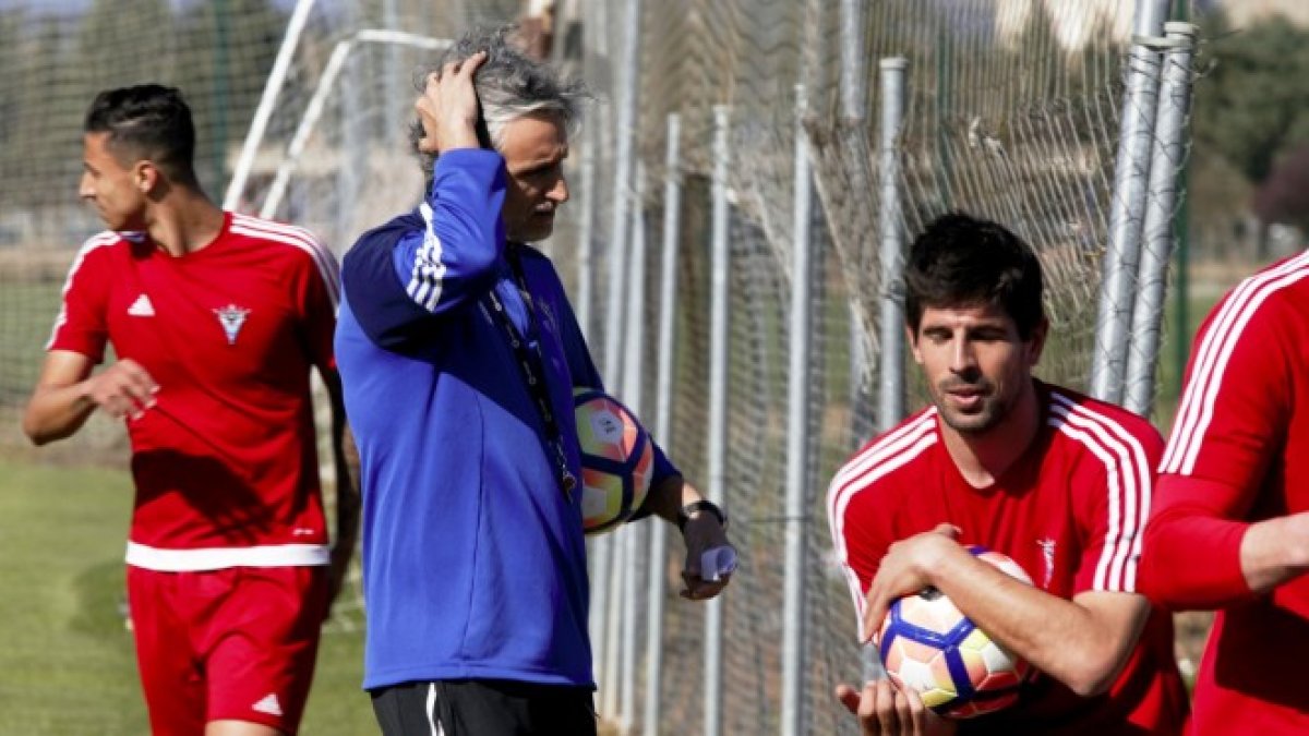 Alfaro en el entrenamiento del Mirandés.