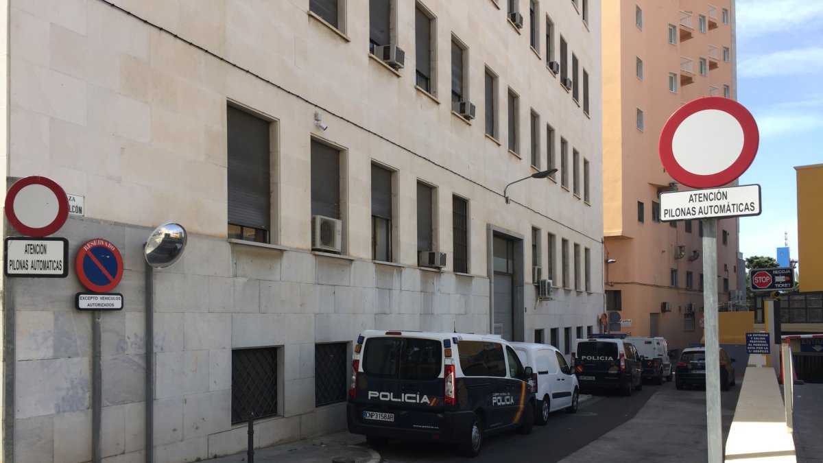Vehículos de la Policía Nacional en el Palacio de Justicia de Almería