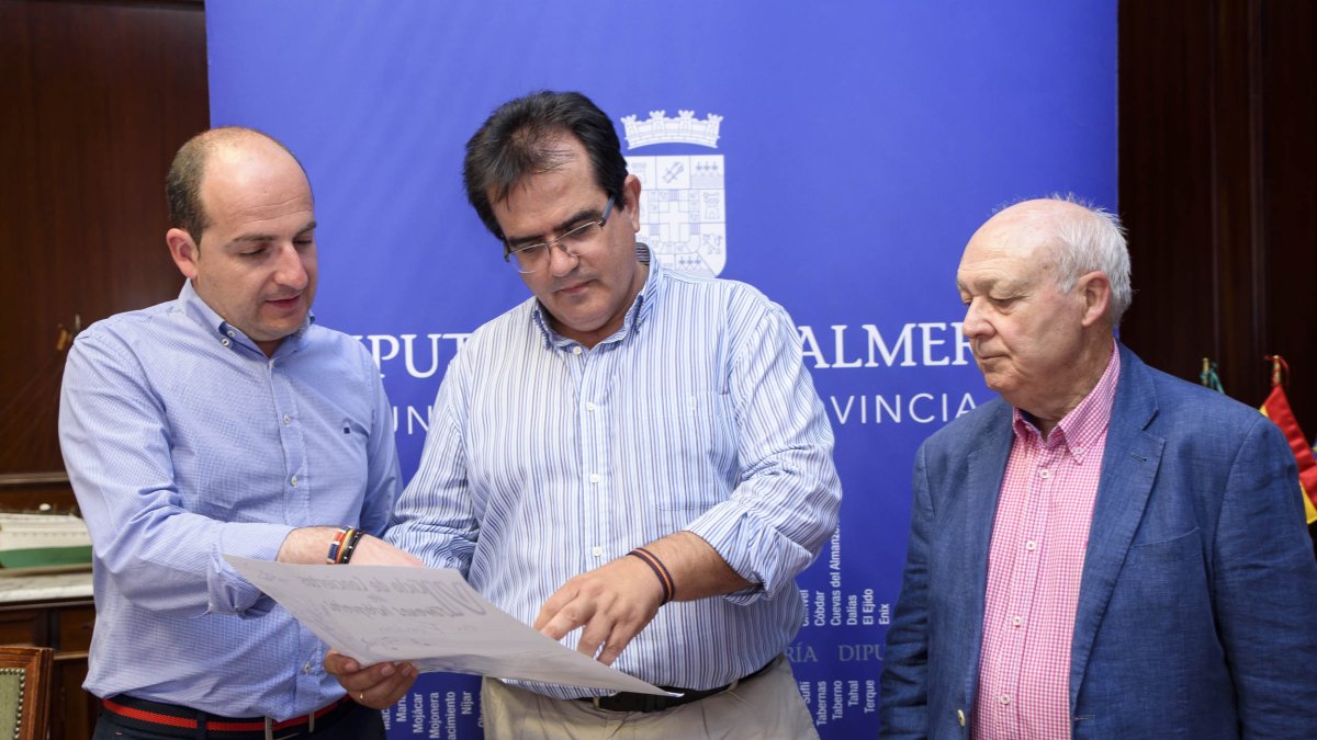 Cristóbal Guerrero (dcha.) organiza el ciclo. En la foto, junto al alcalde de Fondón y el diputado de Cultura.