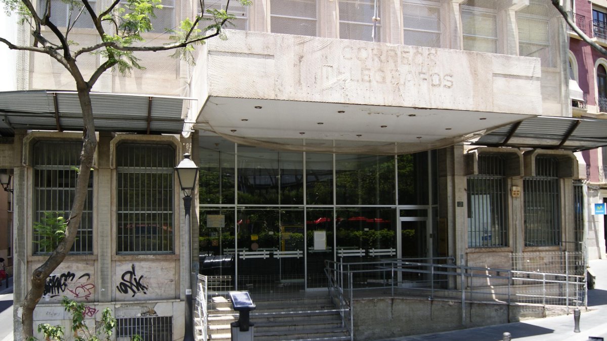 El edificio actual de Correos, junto a la Plaza del Ecuador, fue reconstruido en 1970.