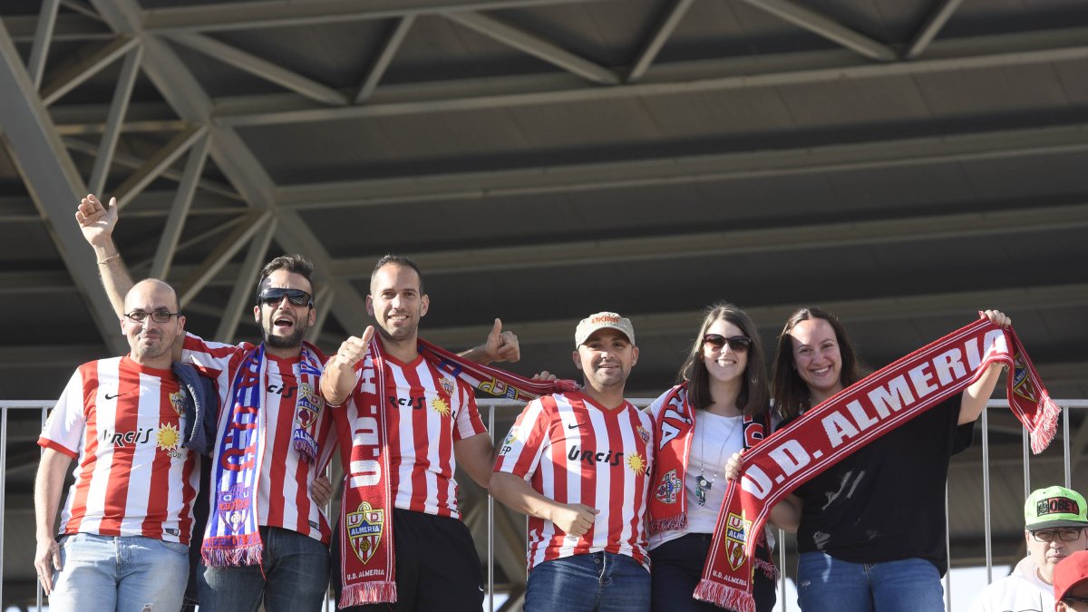 Los aficionados pintan el Mediterráneo de rojiblanco.