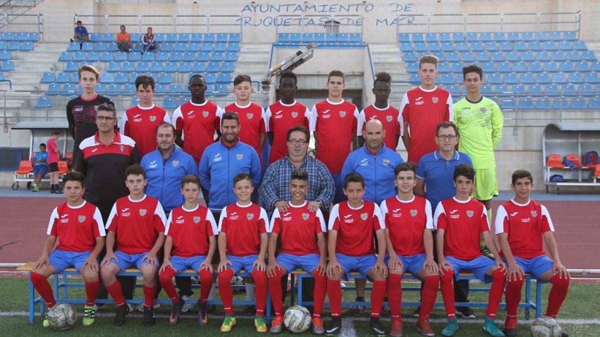 Los infantiles roqueteros con el concejal José Juan Rubí.