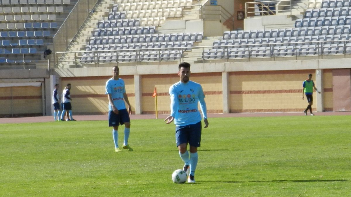 Dani Espinar en un partido con el CD El Ejido.