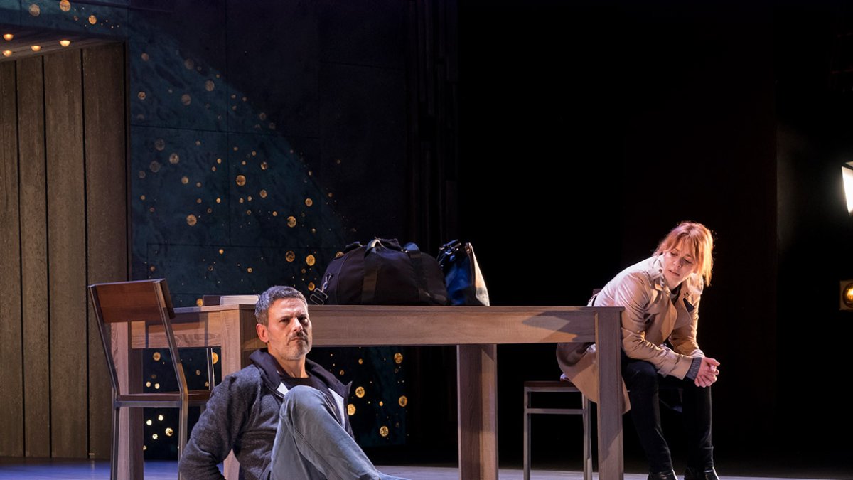 Escena de El pequeño poni con los actores Roberto Enríquez y María Adánez.