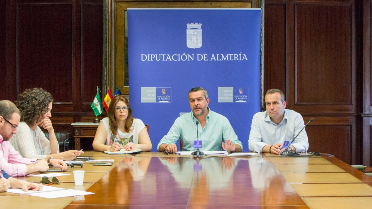 Los diputados socialistas Ángeles Castillo, Juan Antonio Lorenzo y Domingo Ramos.