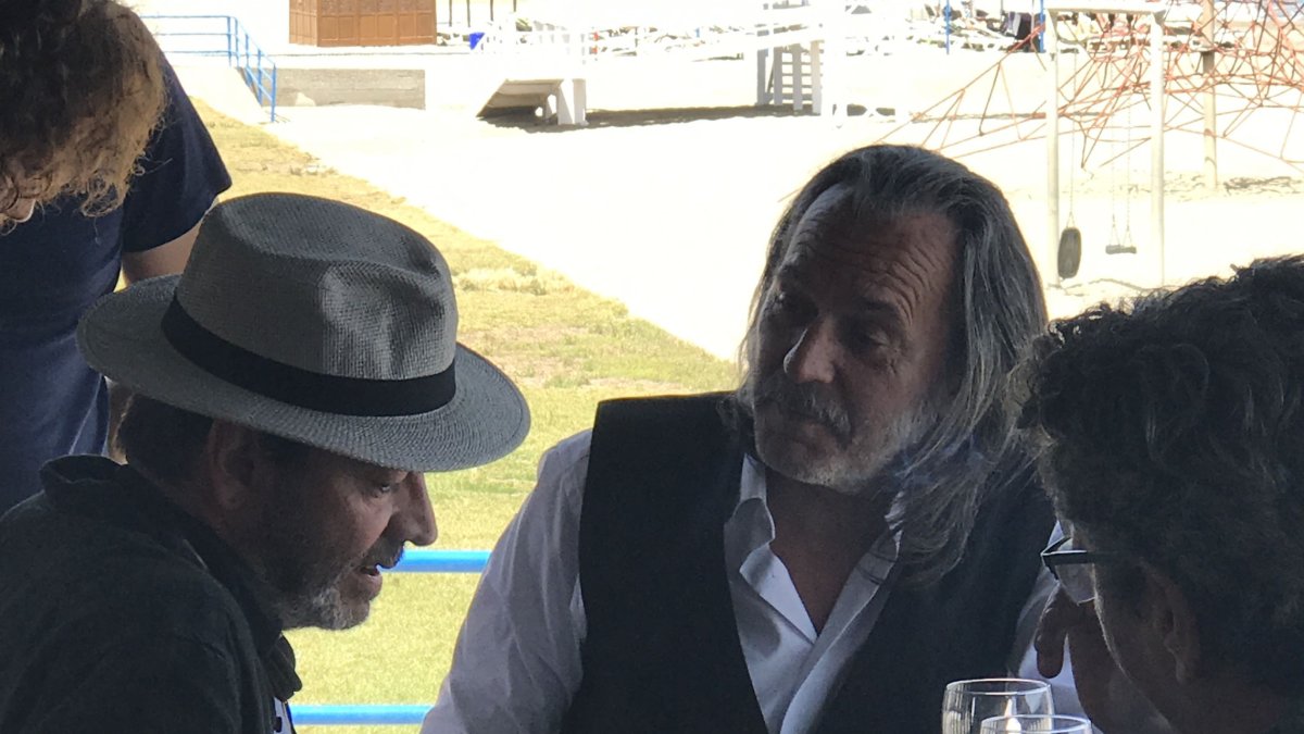 José Coronado atiende las indicaciones de Enrique Urbizu. De espaldas, el actor Antonio Dechent.