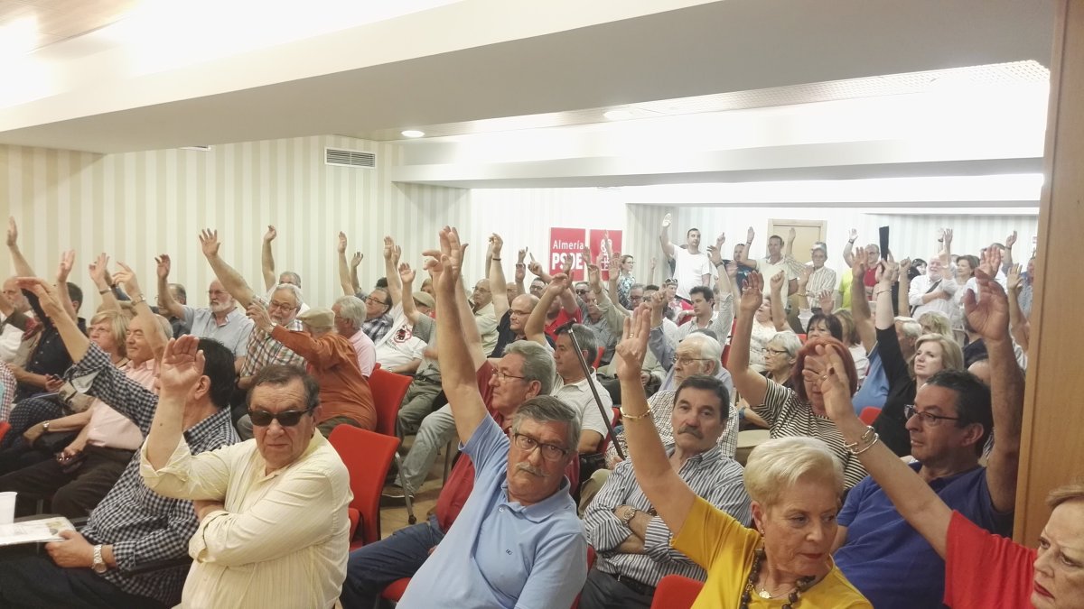 Asamblea del PSOE de la capital, ayer.