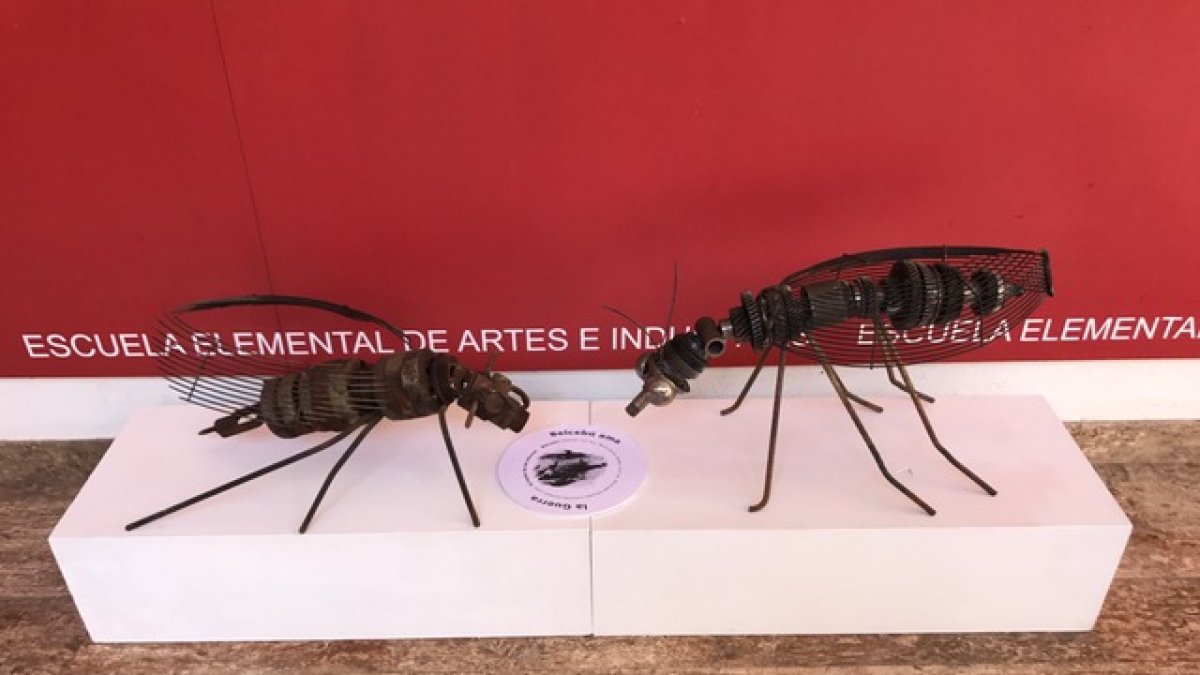 Dos moscas gigantes de hierro oxidado de Carmen Campoy y José Manuel Vela.