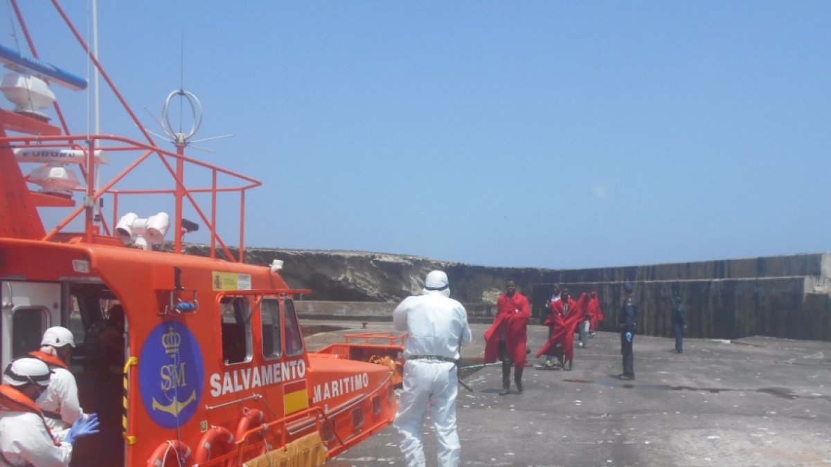 Llegada de la embarcación de Salvamento a la isla de Alborán.