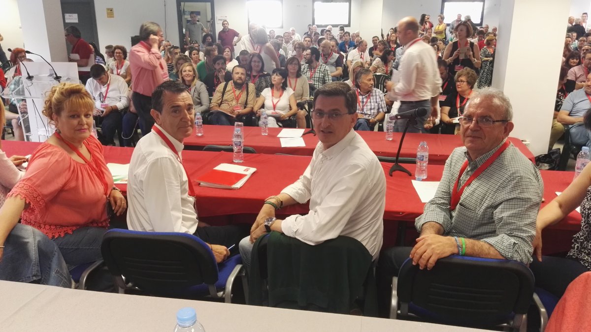 Fernando Martínez pasa por delante del núcleo duro de la Ejecutiva Provincial del PSOE: Adela Segura, Juan Carlos Pérez Navas, José Luis Sánchez Teru