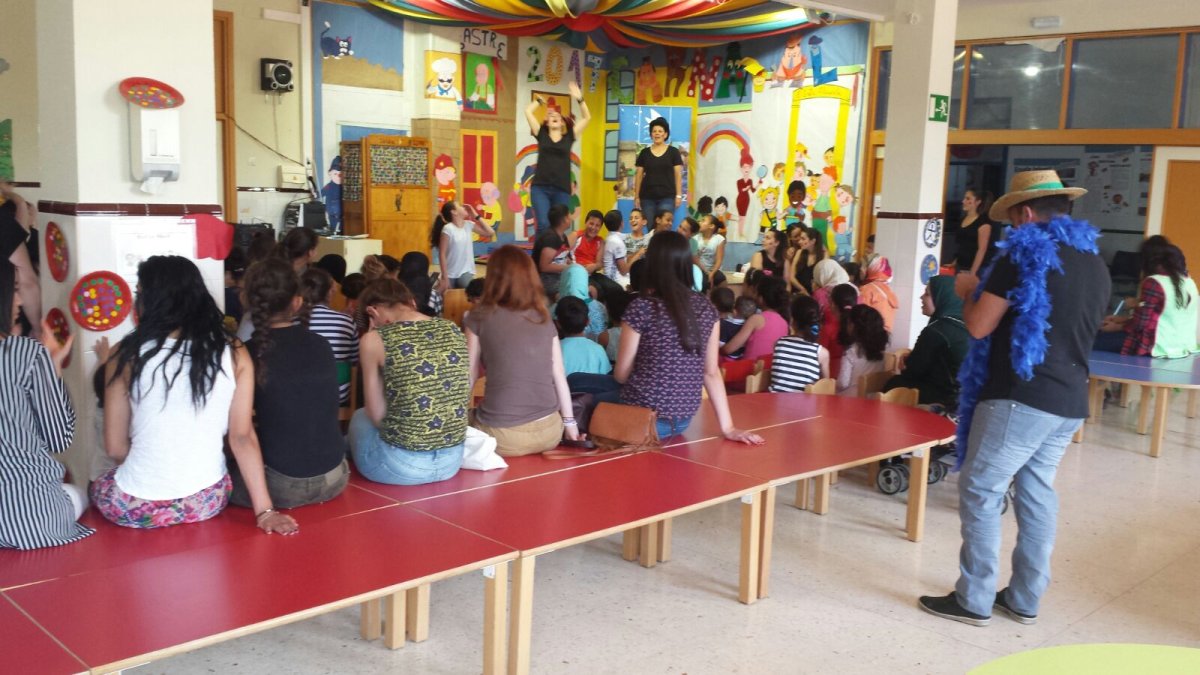 La guardería Alcazaba fue el lugar elegido para la representación de un teatro para los más pequeños del barrio de El Puche durante estas jornadas.