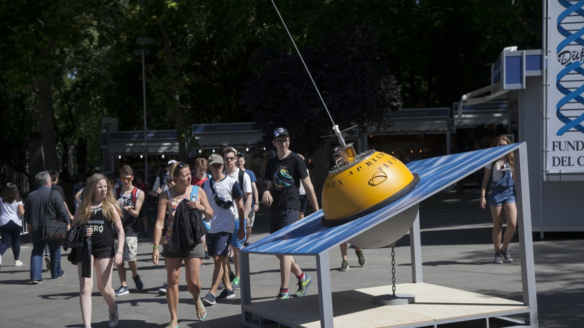 La boya almeriense en su ubicación temporal en Madrid.