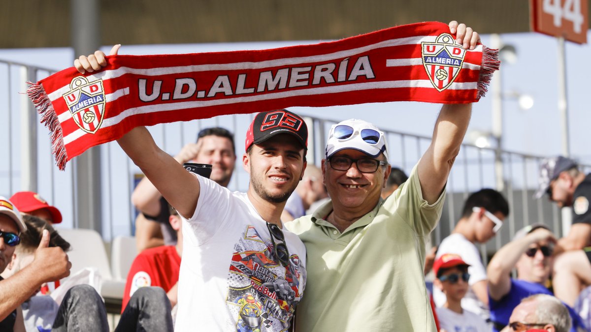Con la bufanda del Almería.