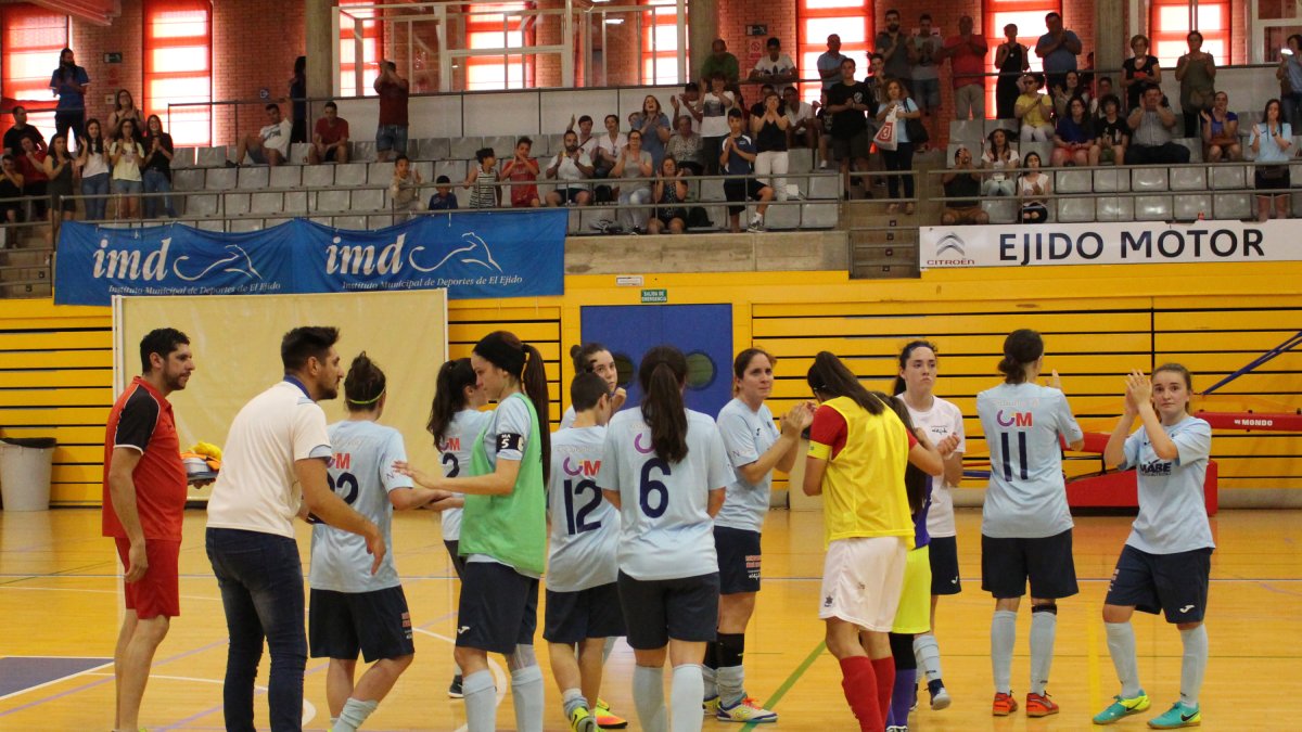 Jugadoras celestes aplaudiendo al público tras el último partido liguero.