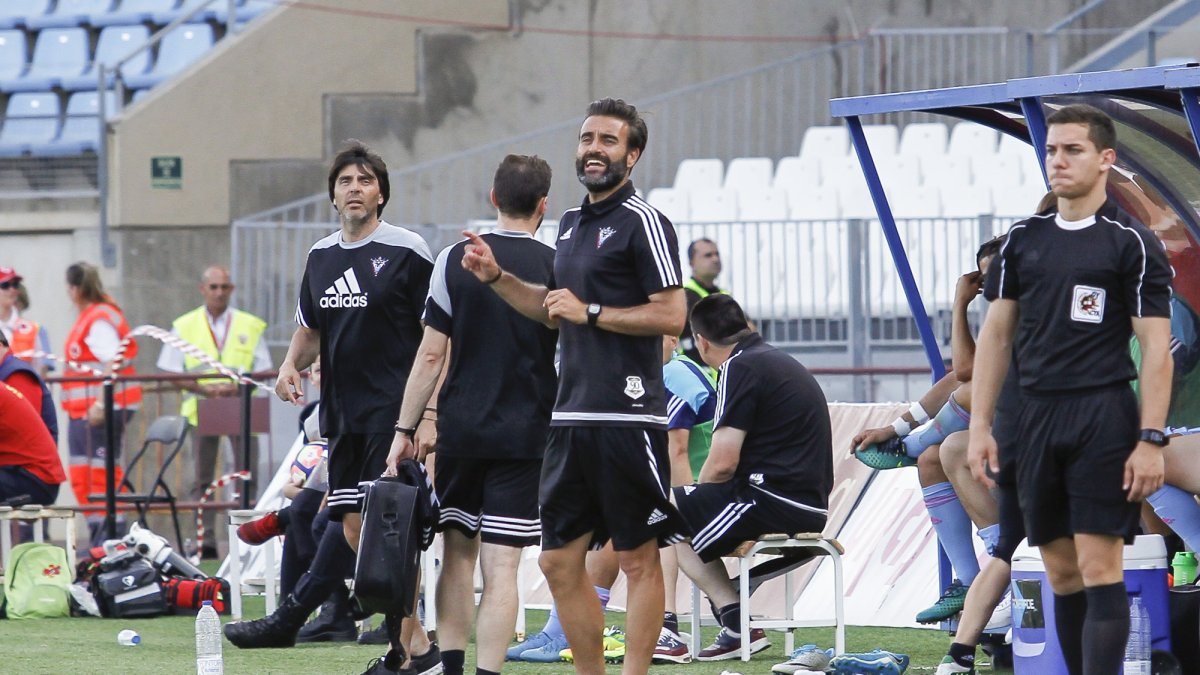 Sergio Martín estuvo en el banquillo del Mirandés.