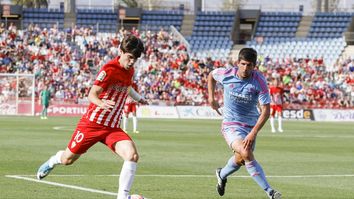 Pozo llegando al área del Mirandés.