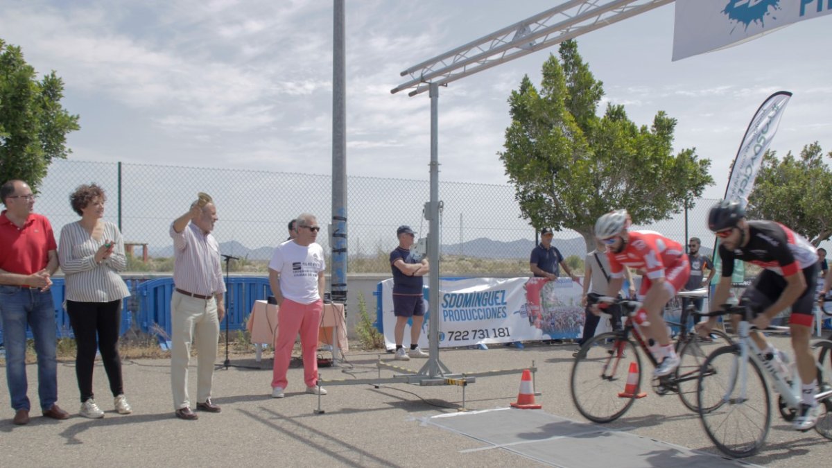 Félix López dando la salida a la carrera.