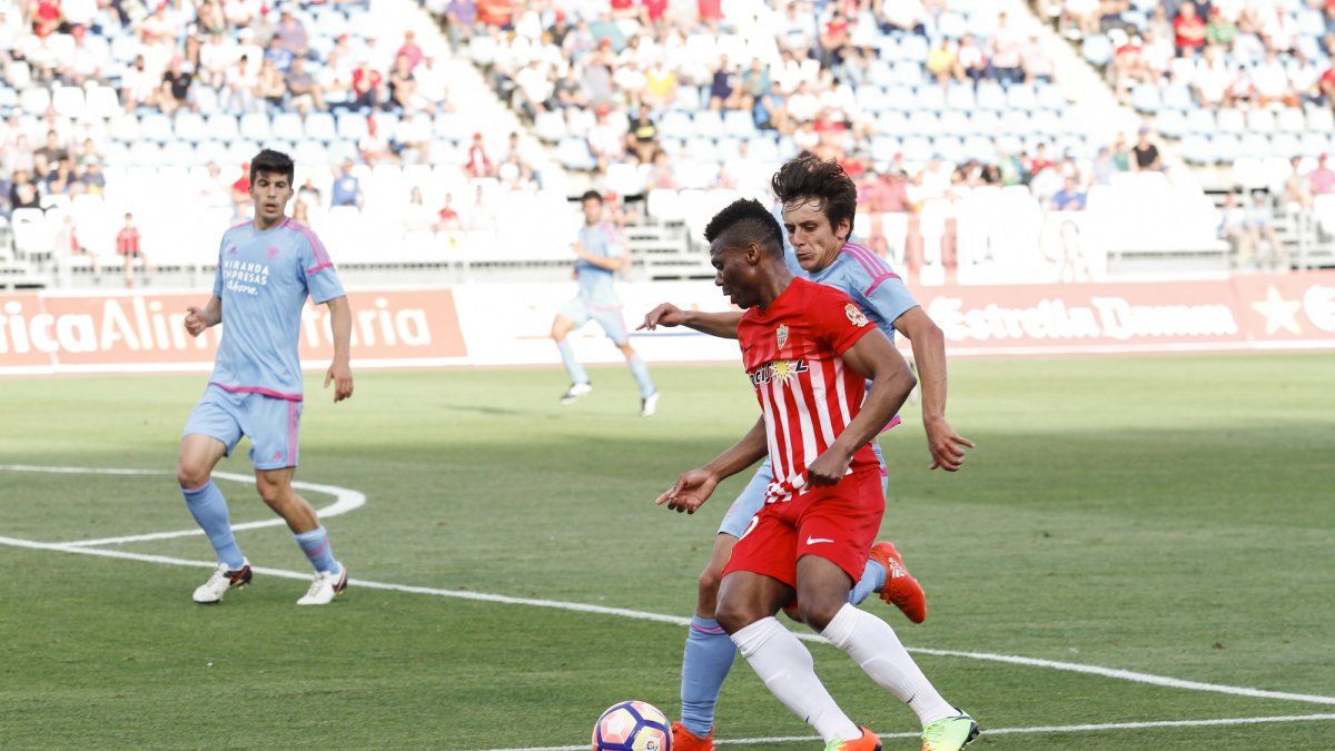 Kalu en el Almería-Mirandés.