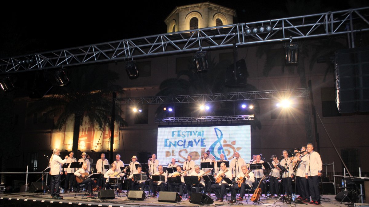 Los 35 integrantes del grupo almeriense Almenara, organizadores de festival de boleros y música hispanoamericana.