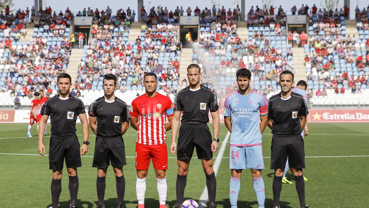 La foto de los capitanes con los árbitros.