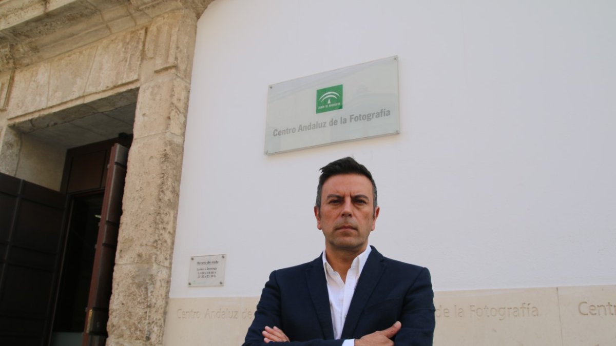 Rafael Doctor nuevo director del Centro Andaluz de la Fotografía, la pasada semana ante la puerta de la institución.