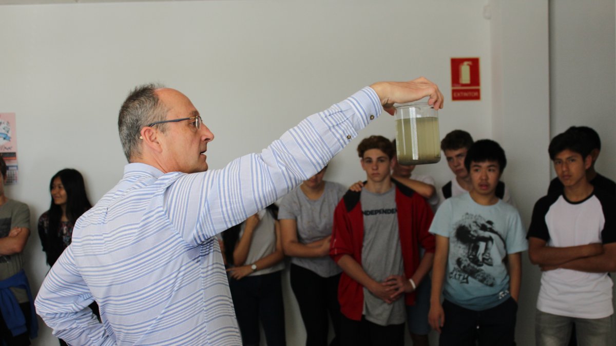 Los alumnos de 3º de ESO del IES?El Palmeral visitaron la depuradora la pasada semana y recorrieron las instalaciones de la mano de uno de los respon