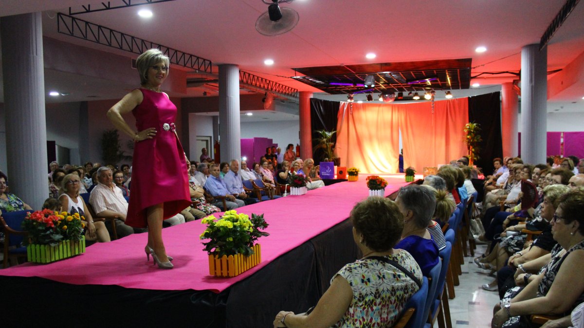 Los mayores fueron los protagonistas del desfile de moda presentado por el alcalde en el que lucieron sus mejores galas y pasearon por la pasarela co