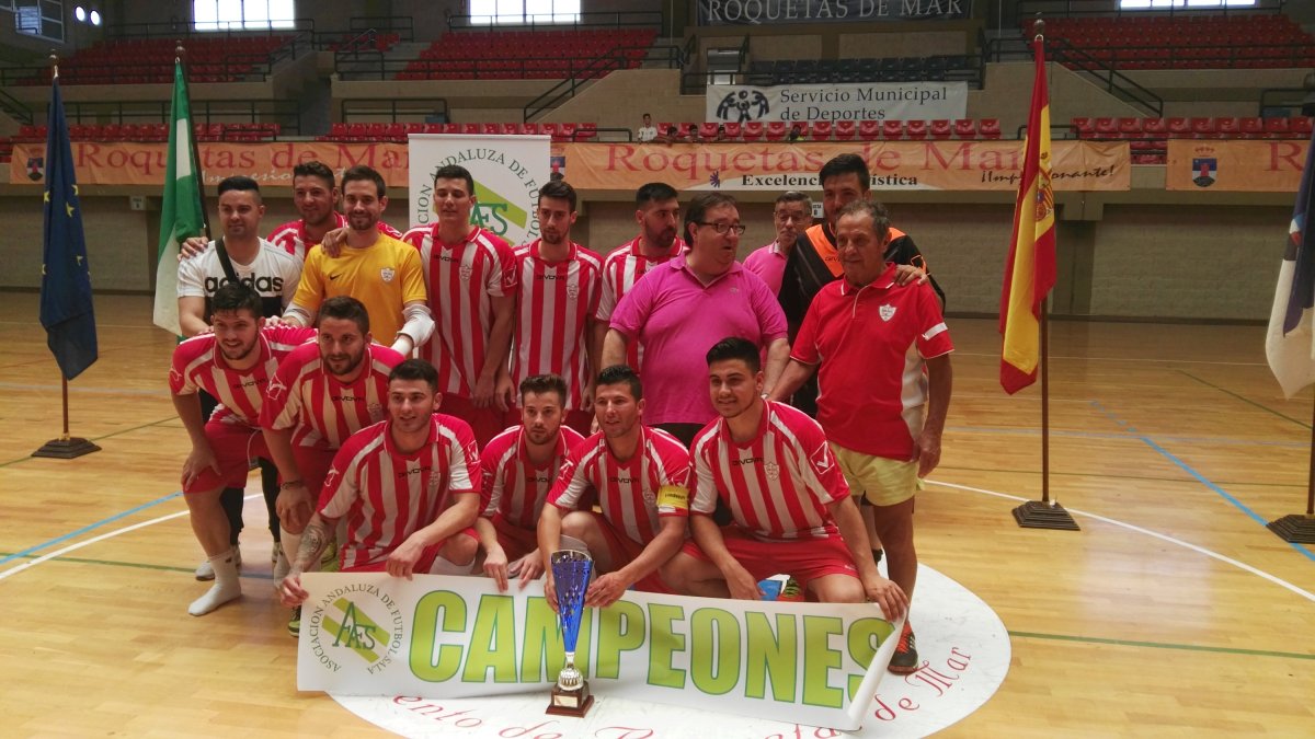 Los rojiblancos son campeones y posan con el concejal José Juan Rubí.