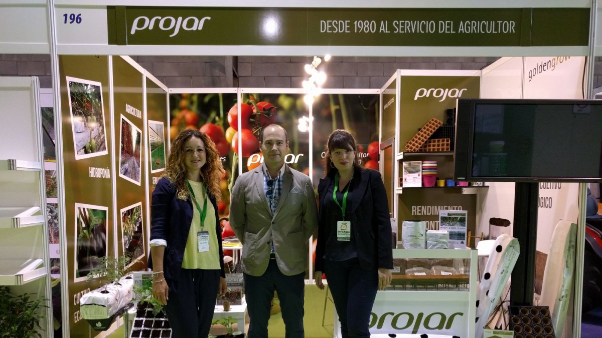 De izquierda a derecha Miriam Carretero, responsable de comunicación de Grupo Projar, Miguel Tapia, responsable comercial de la zona de Almería y Ara