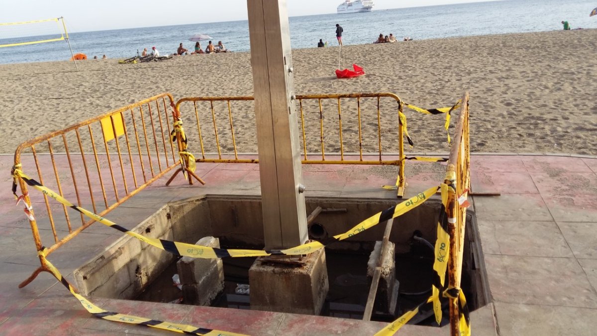 Revisión de las duchas en el paseo marítimo de la capital.