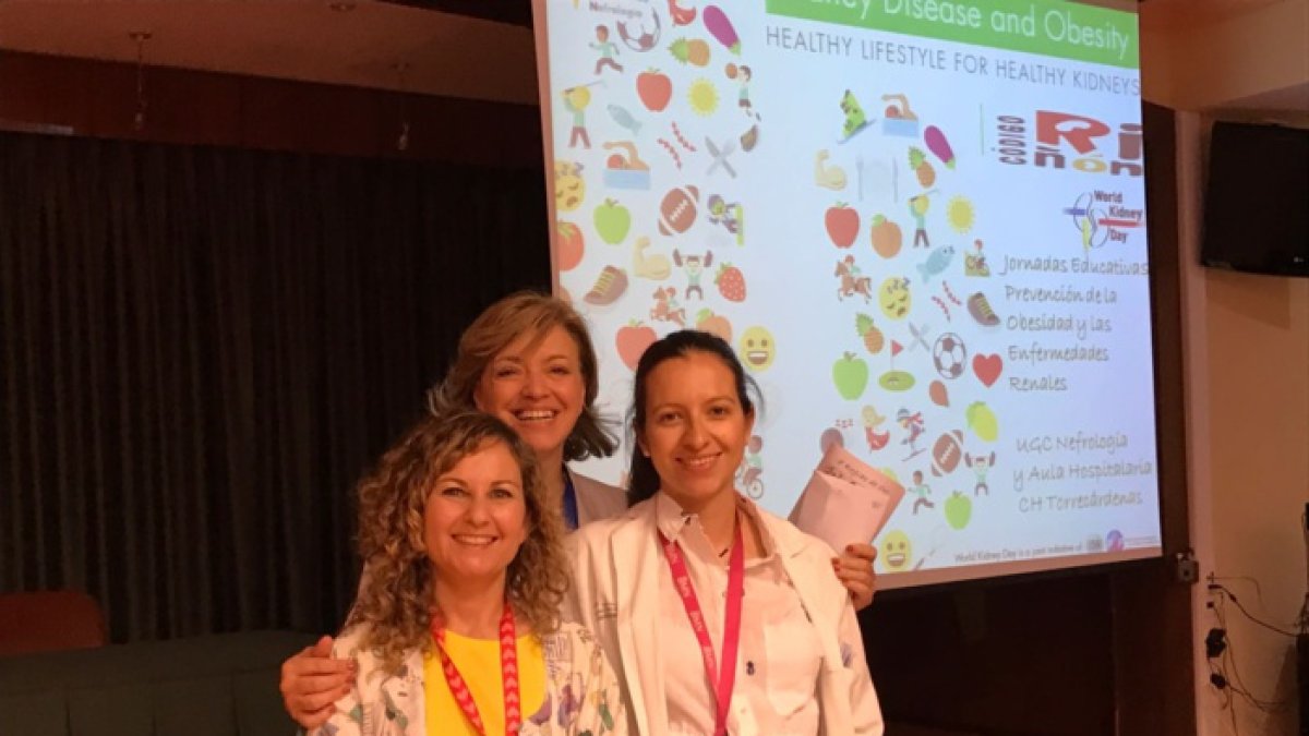 Mª del Mar Bautista, maestra de la Escuela Hospitalaria; Mª Dolores del Pino, presidenta de la S.E.N. e Inmaculada Poveda, nefróloga de diálisis infa