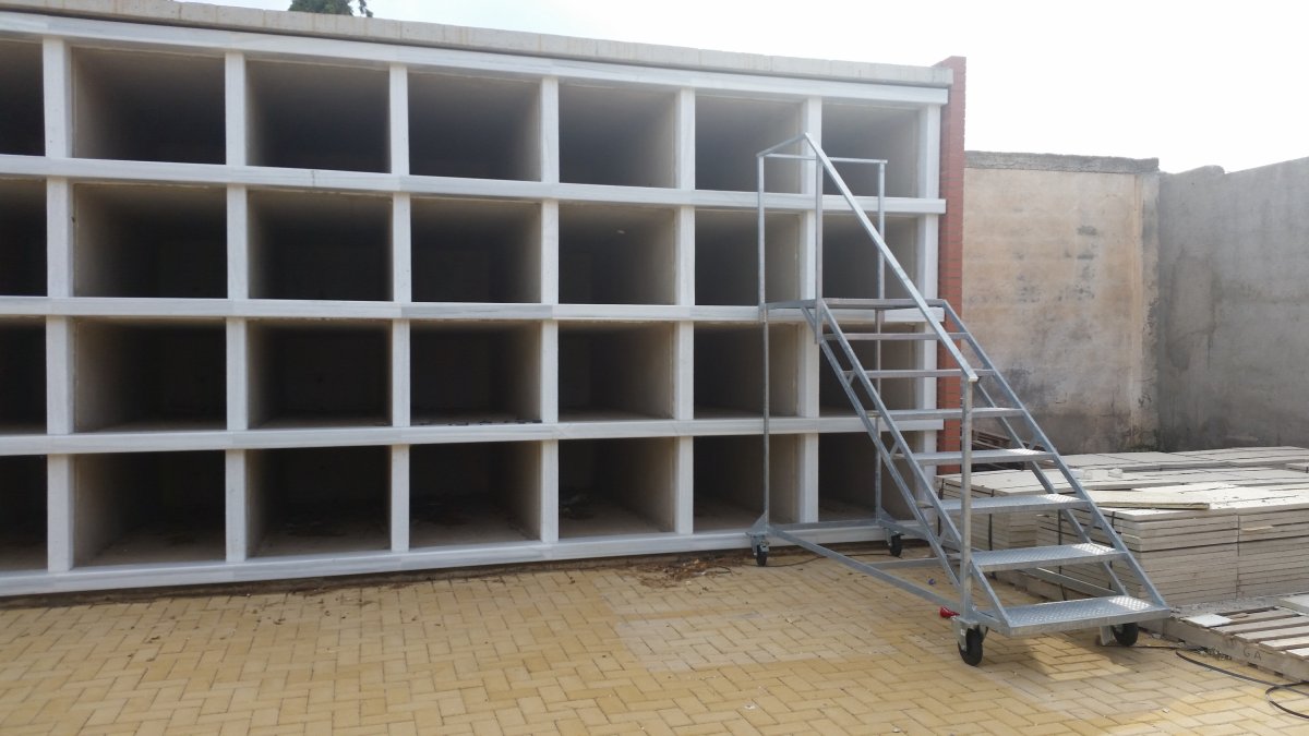 Zona de nichos en construcción y escalera para los usuarios.