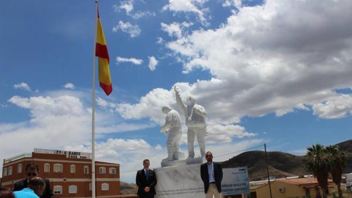 Inauguración de una rotonda objeto de investigación en una de las piezas.