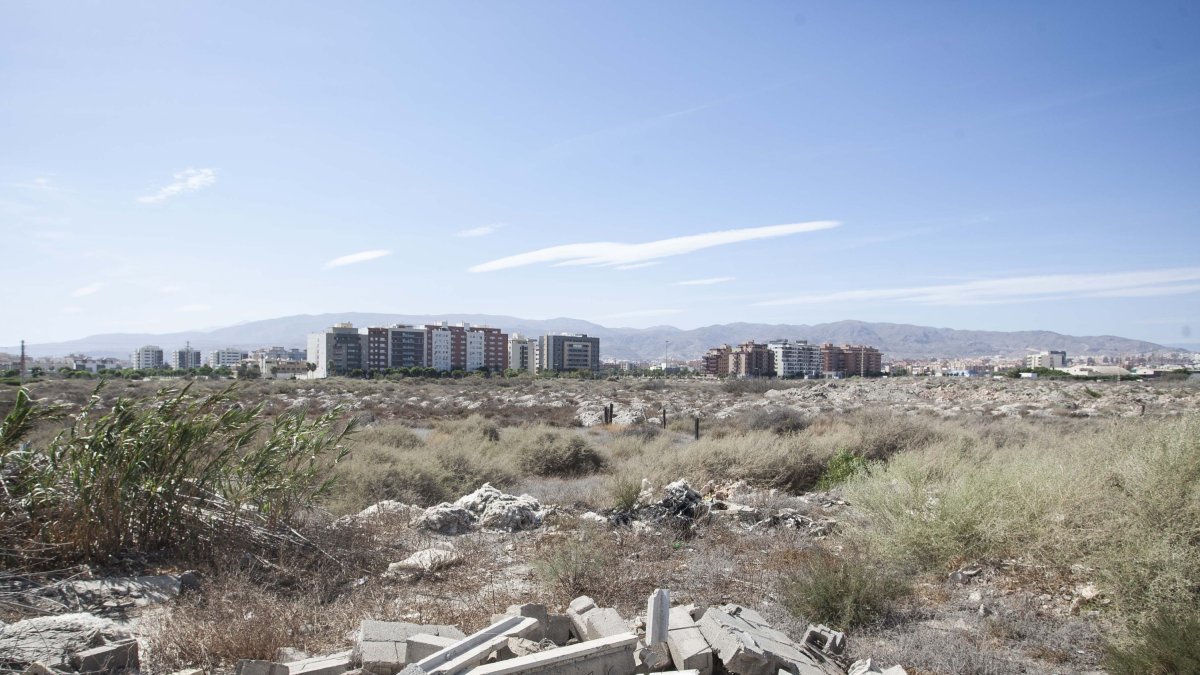 Los terrenos cedidos al Almería siguen muertos de risa.