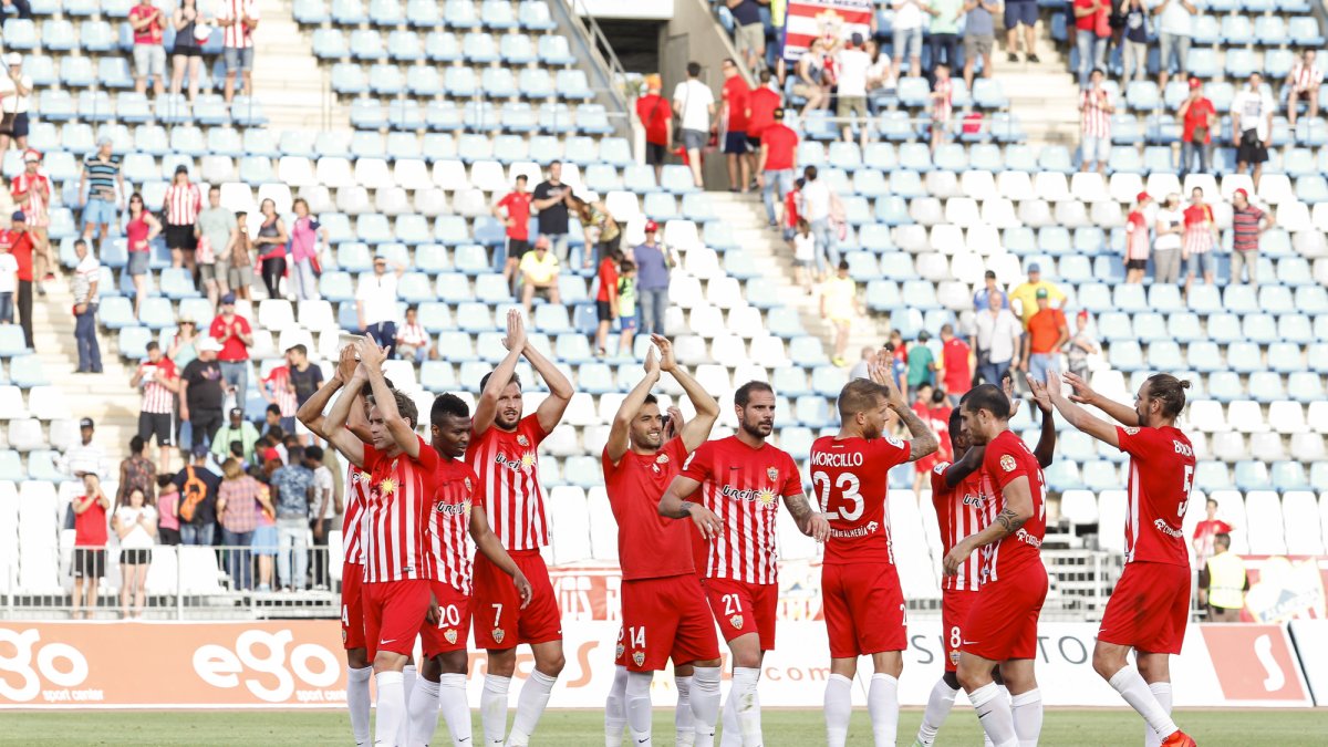 Los jugadores del Almería aplauden a sus aficionados.