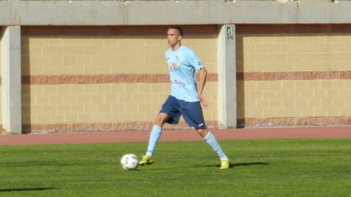 Sofian en un partido de liga con el CD El Ejido.