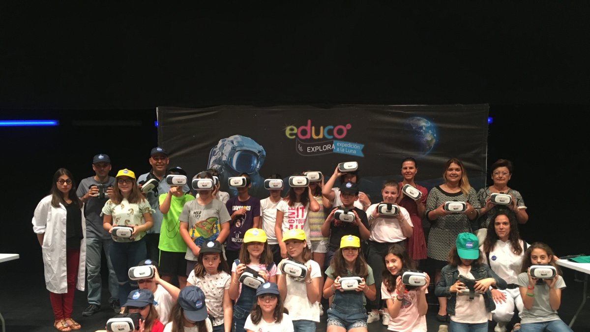 Estudiantes de los colegios con las gafas que han utilizado durante la actividad.