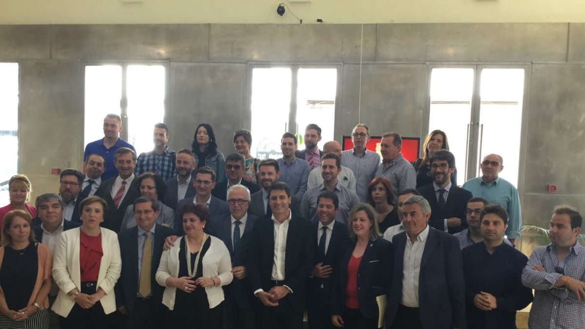 Autoridades presentes en el encuentro con el consejero celebrado ayer en Baza.
