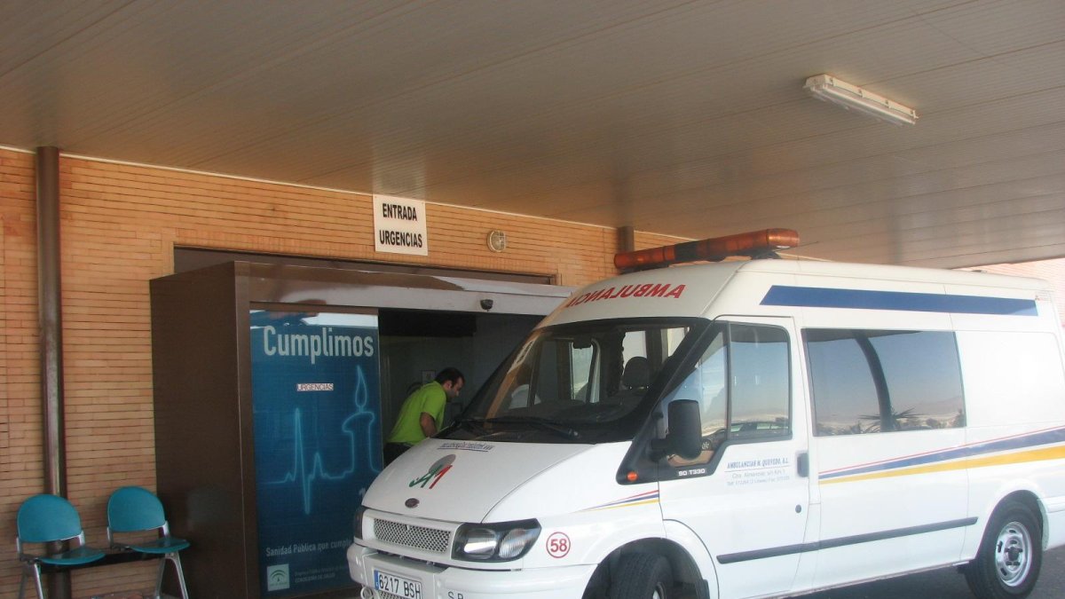 Ambulancia en el acceso a Urgencias del Hospital de Poniente