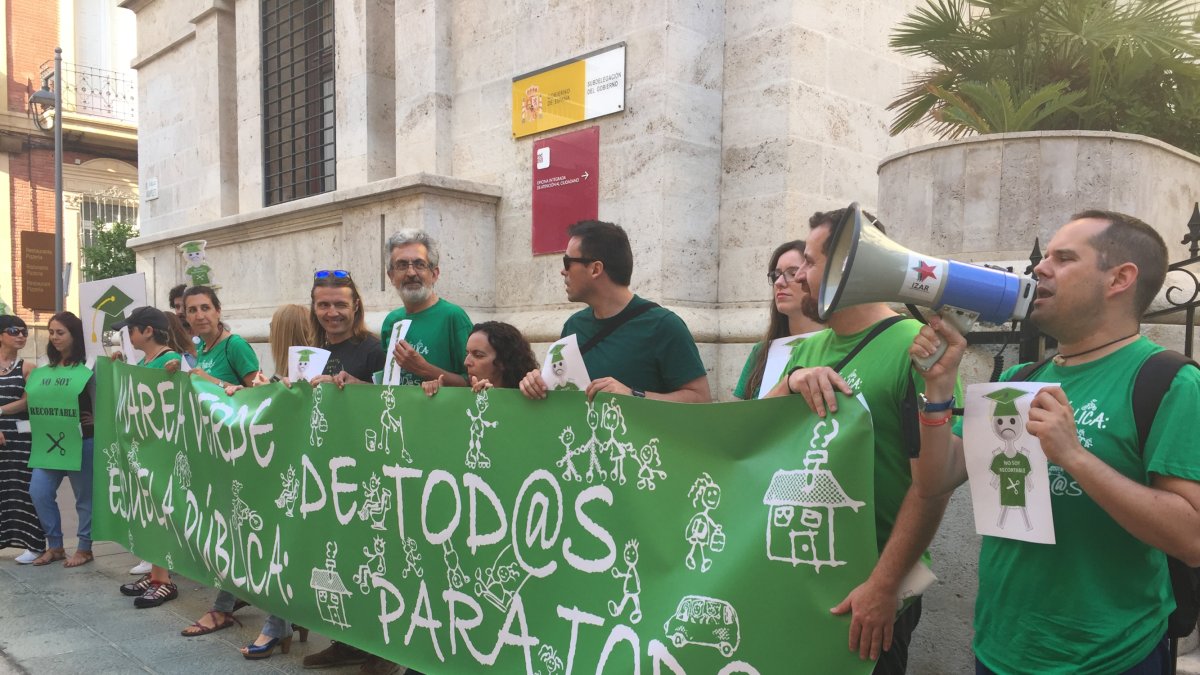 Protesta de interinos hoy a las puertas de la Subdelegación del Gobierno.