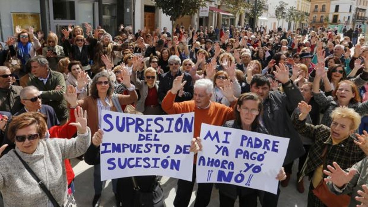 Manifestantes contra el Impuesto de Sucesiones frente al Parlamento andaluz.