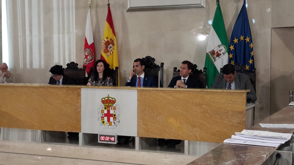 Mesa presidencial del Pleno en la que está Castellón