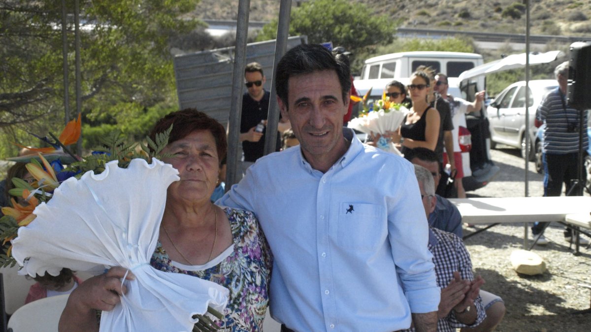Juan Ibáñez con la madre del piloto.