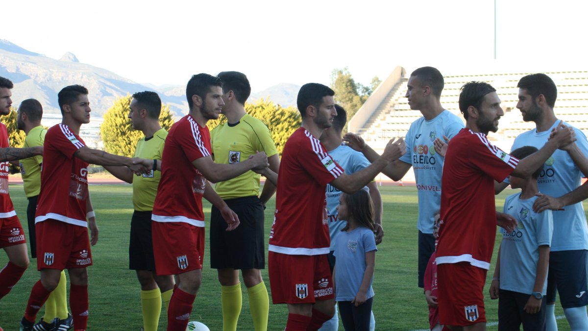 Inicio de un partido del CD El Ejido en casa.